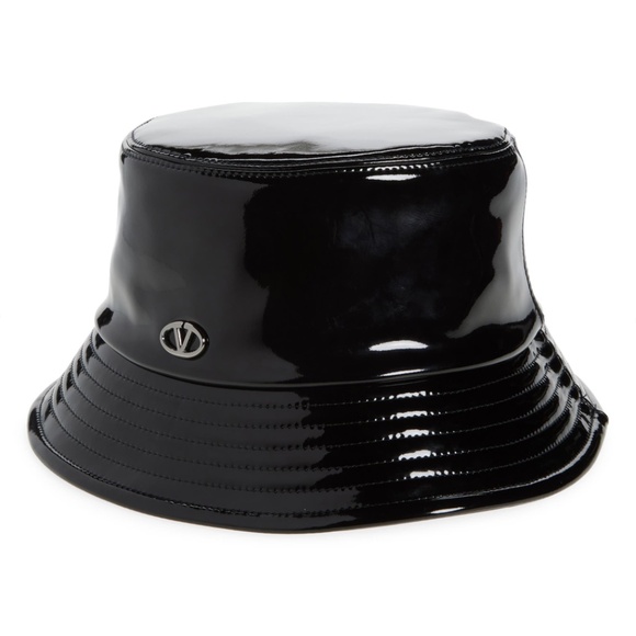 Valentino Garavani Logo Plaque Faux Patent Leather Bucket Hat Black 57 NWT FW24